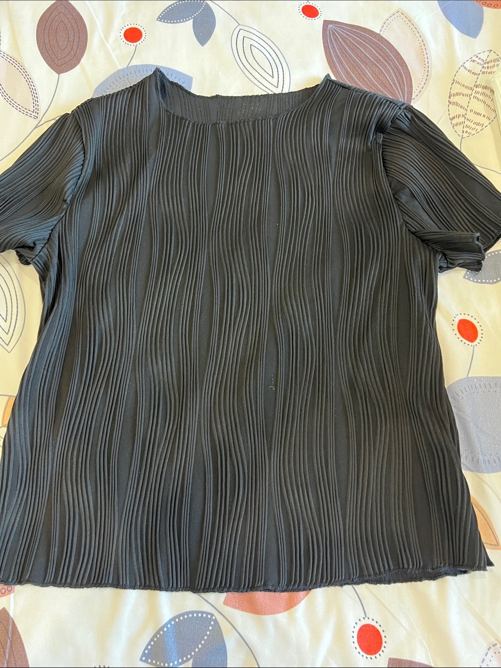 Black Short-Sleeve Pleated Tee - Women's